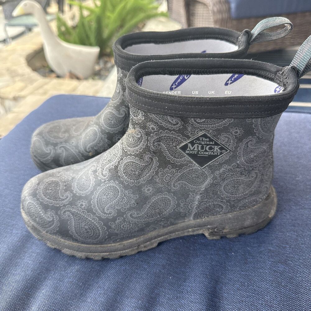 Muck Boot Women Size 6 Breezy Ankle Boot  Bandana